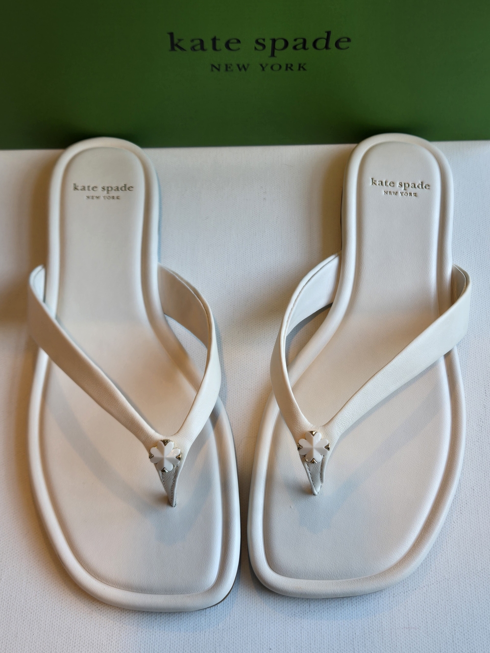NWT kate spade New York Smooth Leather Floral Flip Flop Sandal in Milk Size 9 - Picture 2 of 8